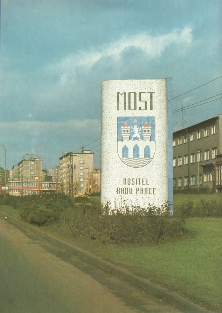 mozaika 4 - Budovatelů, Most